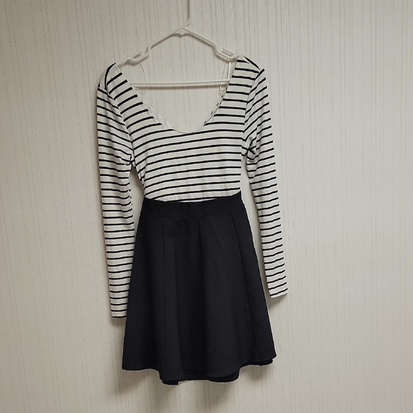 Guess Los Angeles Striped Black and White Long Sleeve Dress Fit And Flare XS New - Picture 1 of 7